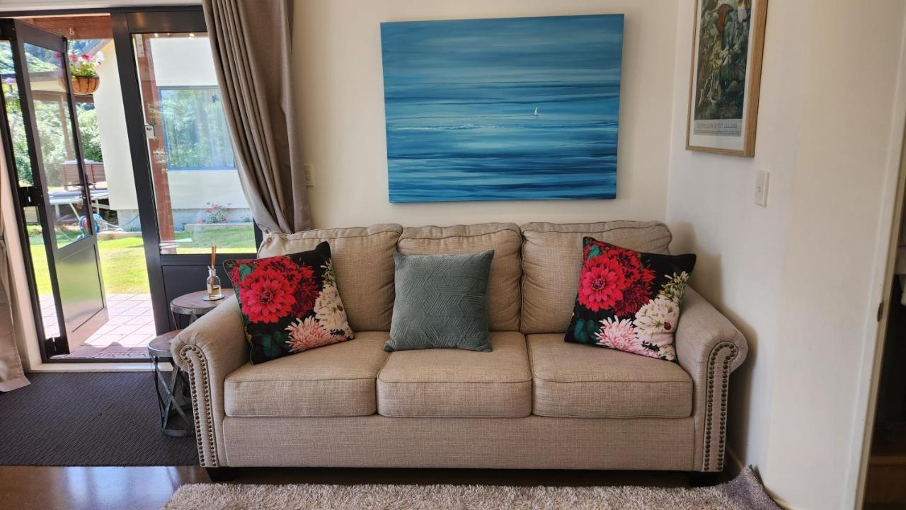 Boutique Art Retreat Hotell Upper Hutt Exteriör bild